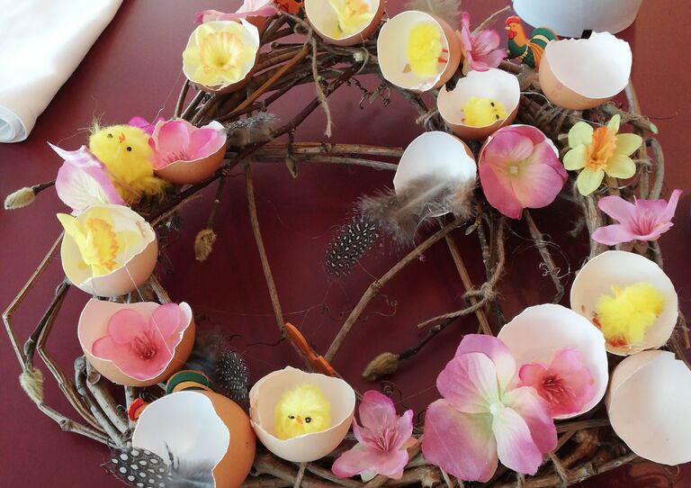 Ein Kranz aus bunten Ostereiern.