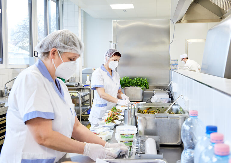 Mitarbeiterinnen in der Küche