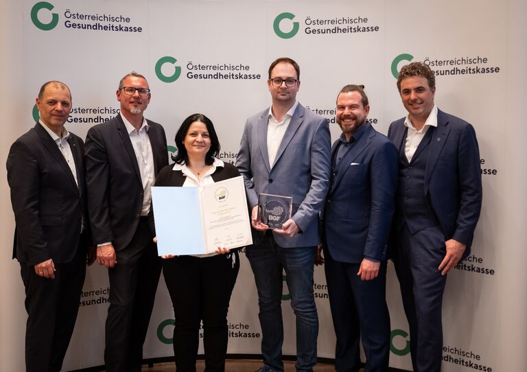 vlnr.: Gert Lang (FGÖ), Robert Leitner (ÖGK), Tanja Glander (HB), Alexander Augustin (HB), Andreas Maier (BMSGPK), Florian Hengl (ÖGK) │ Foto: ÖGK/Mauro Vitera vlnr.: Gert Lang (FGÖ), Robert Leitner (ÖGK), Tanja Glander (HB), Alexander Augustin (HB), Andreas Maier (BMSGPK), Florian Hengl (ÖGK) │ Foto: ÖGK/Mauro Vitera