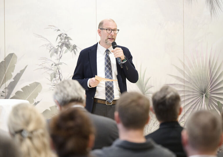 Grußworte von Harald Sidak, Geschäftsführer der HB Pflegeeinrichtungen Wien Grußworte von Harald Sidak, Geschäftsführer der HB Pflegeeinrichtungen Wien