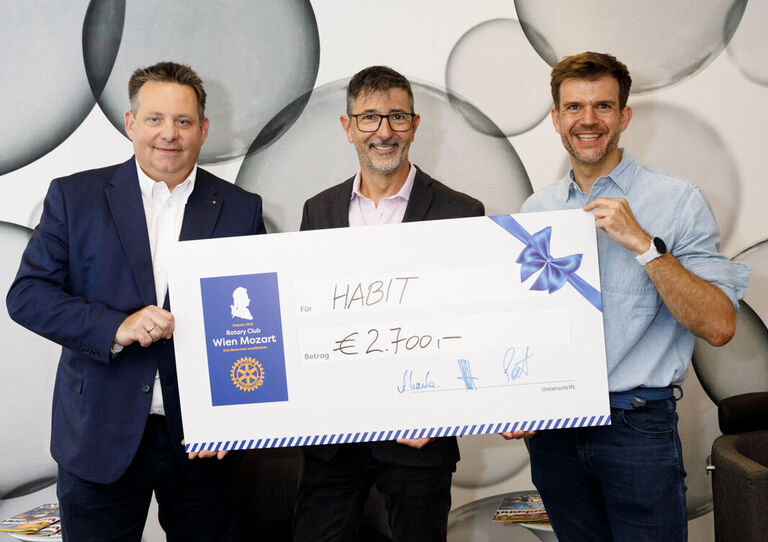 Präsident Peter Solt und Richard Mauerlechner (Rotary Club Wien-Mozart) bei der Spendenübergabe an HABIT Geschäftsführer Andreas Kauba Präsident Peter Solt und Richard Mauerlechner (Rotary Club Wien-Mozart) bei der Spendenübergabe an HABIT Geschäftsführer Andreas Kauba