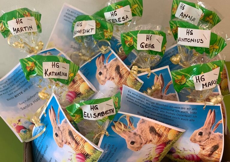 Eine Kiste voller süßer Ostergrüße für unsere Bewohnerinnen.