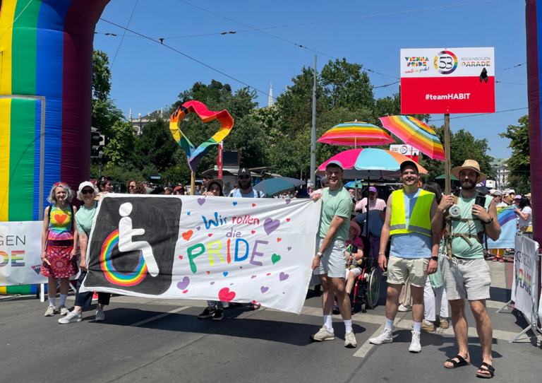 HABIT bei der Wiener Regenbogenparade 2025 HABIT bei der Wiener Regenbogenparade 2025