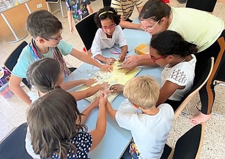 Gemeinsam wird gebastelt.