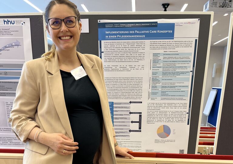 Kollegin präsentiert ihr Poster