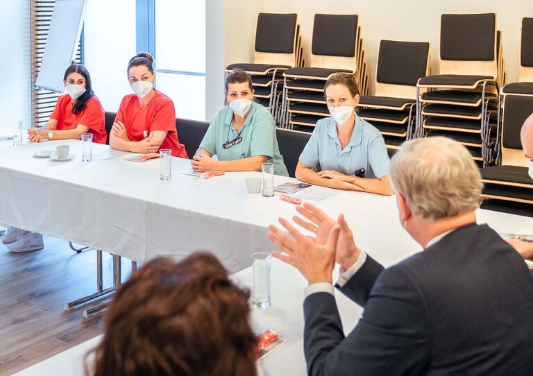 Landesrat Martin Eichtinger im Gespräch mit einigen HB Kolleginnen.