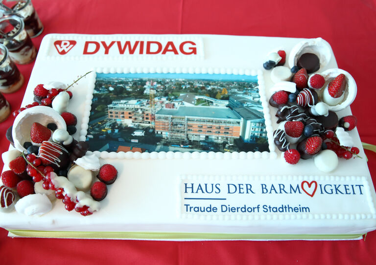 Stadtheim feiert Dachgleiche