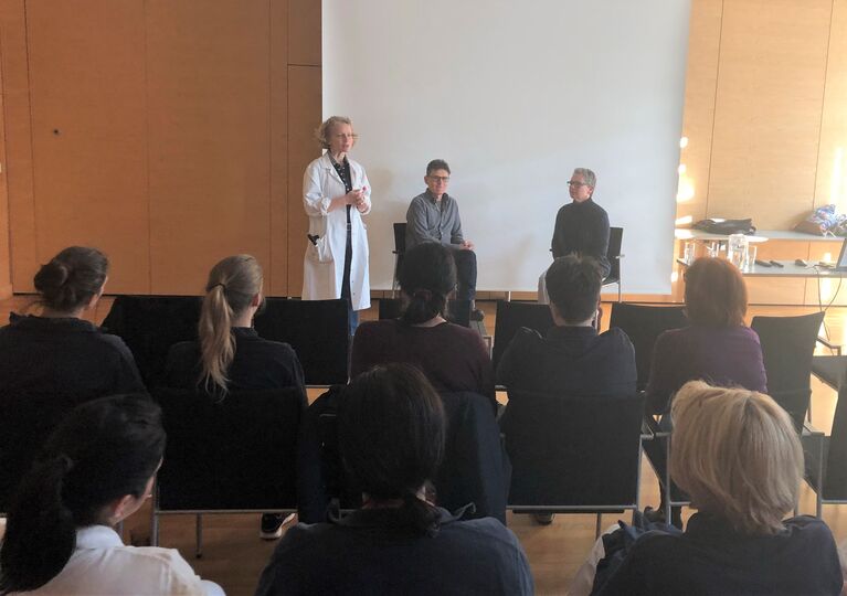 Vortragende und Publikum bei der Fortbildungsveranstaltung Psychopathologie und Schauspiel.