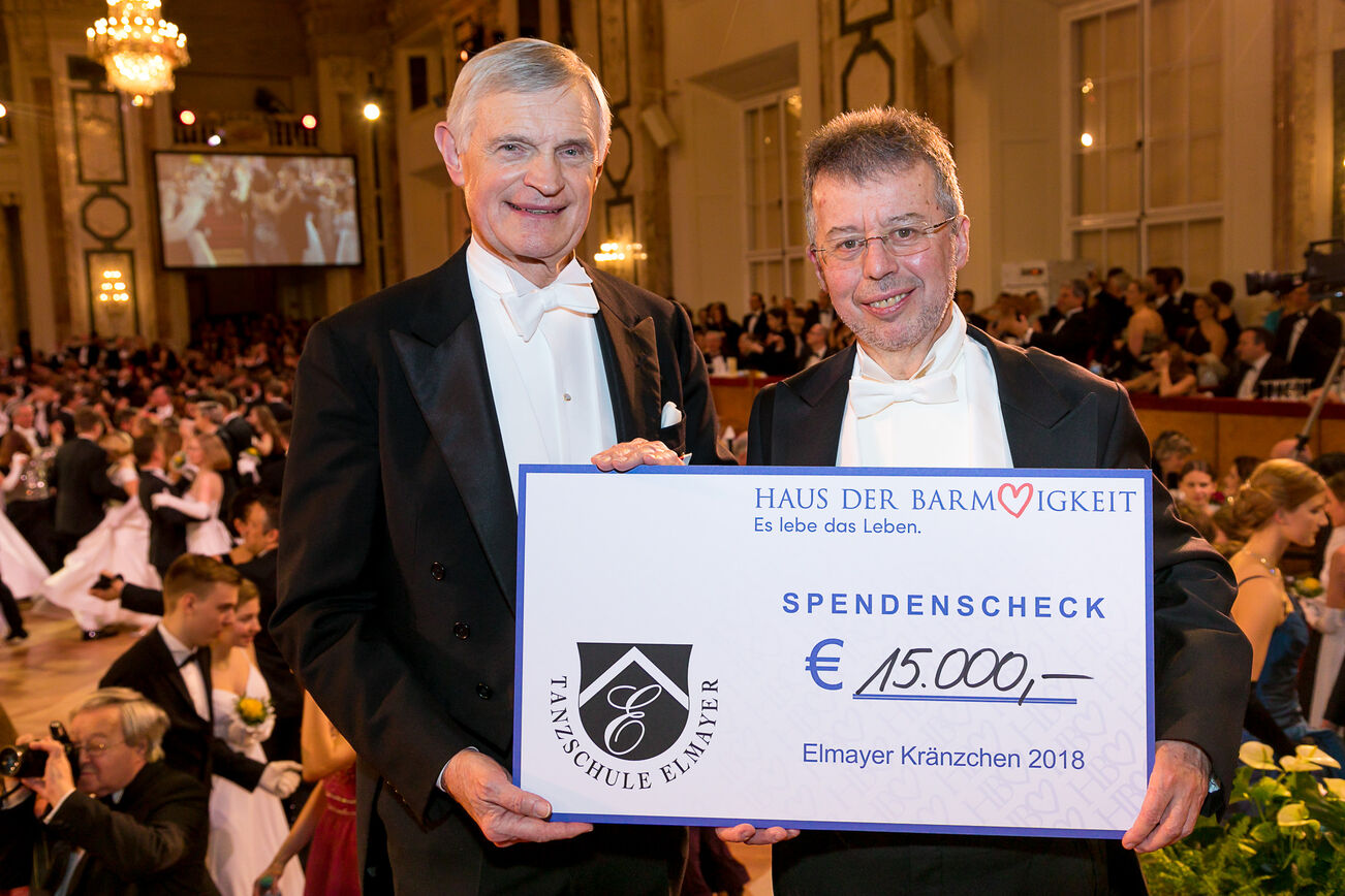 Spendenübergabe beim Elmayer Kränzchen