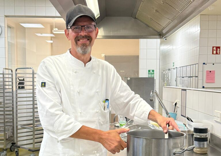 Wolfgang Hoffmann ist stellvertretender Küchenleiter bei SANA Catering im Stadtheim Wiener Neustadt Wolfgang Hoffmann ist stellvertretender Küchenleiter bei SANA Catering im Stadtheim Wiener Neustadt