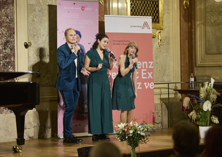 Julian Weninger (Tenor), Belén Edelmann (Sopran) und Lena Prokop (Sopran) geben einen Vorgeschmack auf die im Frühling kommende Show "G'MISCHTER SATZ!" Julian Weninger (Tenor), Belén Edelmann (Sopran) und Lena Prokop (Sopran) geben einen Vorgeschmack auf die im Frühling kommende Show "G'MISCHTER SATZ!"