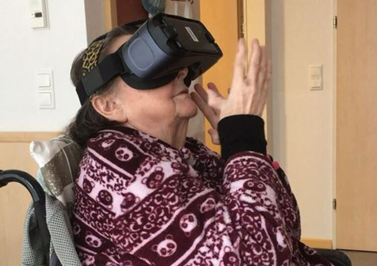 Bewohnerin mit virtueller Brille