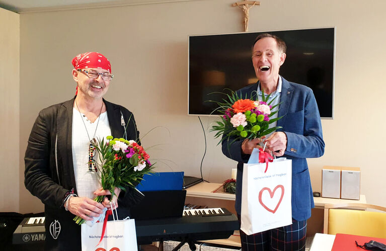 Sänger René Rumpold und Pianist Axel Ramerseder erhalten einen Blumenstrauß als Dank für den stimmungsvollen Liedernachmittag.