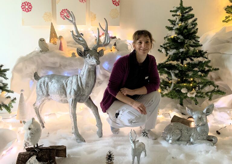 Claudia Kapfenberger inmitten ihrer liebevoll gestalteten Weihnachtswelt.