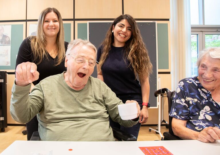 Große Freude beim Spielenachmittag im Pflegekrankenhaus Seeböckgasse Große Freude beim Spielenachmittag im Pflegekrankenhaus Seeböckgasse