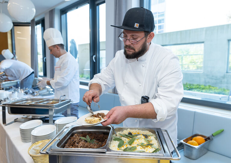 SANA Catering sorgt immer für kulinarische Köstlichkeiten! Foto: Krisztian Juhasz SANA Catering sorgt immer für kulinarische Köstlichkeiten! Foto: Krisztian Juhasz