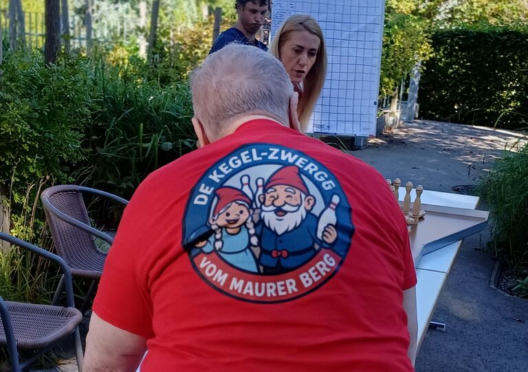 Kegelrunde im Pflegeheim Am Maurer Berg Kegelrunde im Pflegeheim Am Maurer Berg