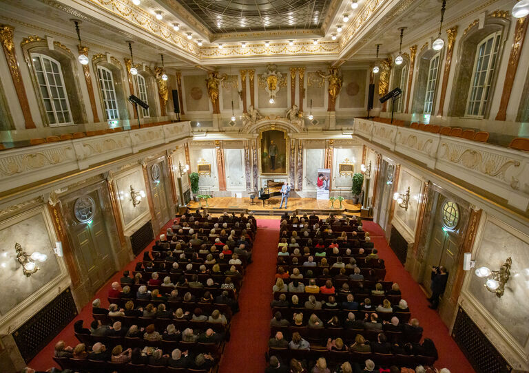 Benefizkonzert: "Baritones only" sangen für HB