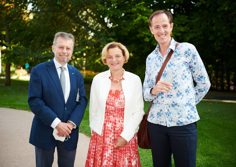 Institutsdirektor Christoph Gisinger mit seiner Frau und Sänger René Rumpold.