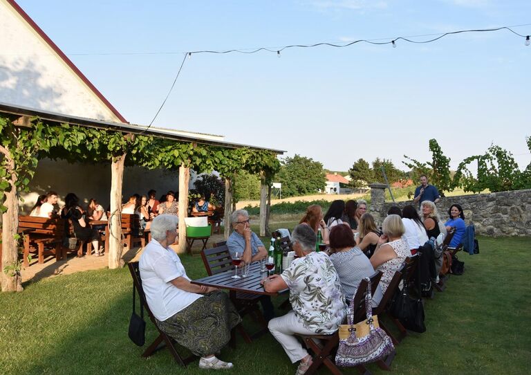 Panoramaaufnahme Weingut (Tische mit Gästen)