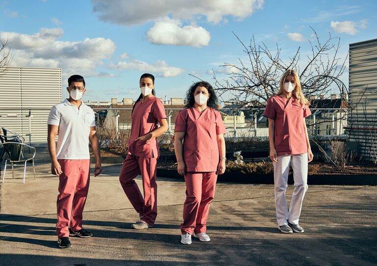 Vier Mitarbeiterinnen in neuer Kollektion auf der Dachterrasse.