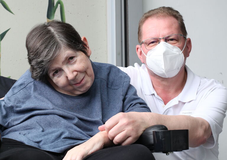 Bewohnerin Elfriede mit ihrem Bezugspfleger Robert