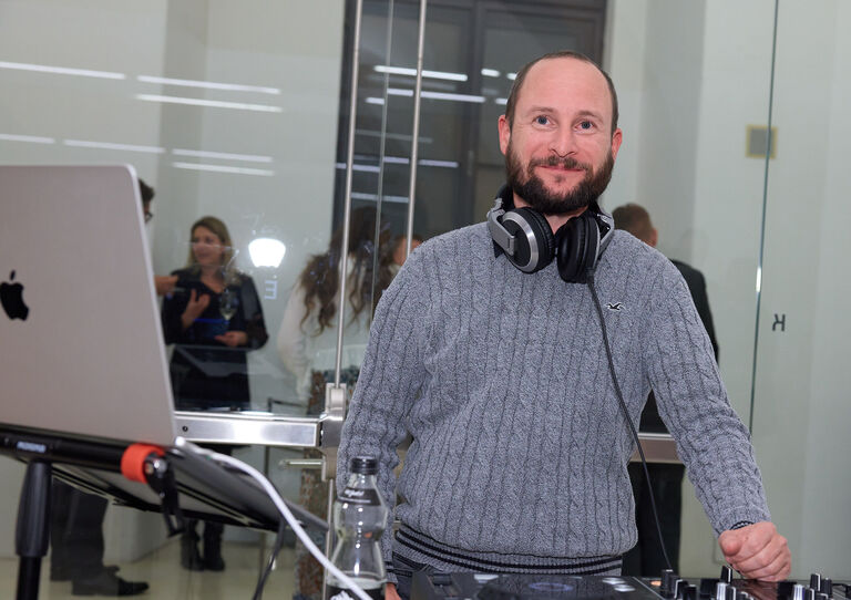 DJ Bernhard Remp sorgte den Festabend über für musikalische Untermalung DJ Bernhard Remp sorgte den Festabend über für musikalische Untermalung