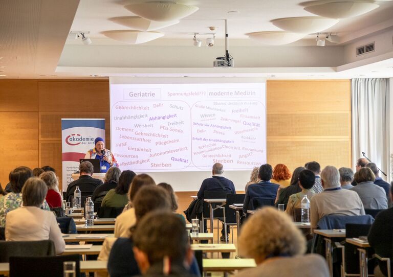 Prim. Dr. Michael Smeikal bei der Geriatrie-Tagung 2025 Geriatrie-Tagung 2025: "Sinnvolles vs. Machbares in der Geriatrie"