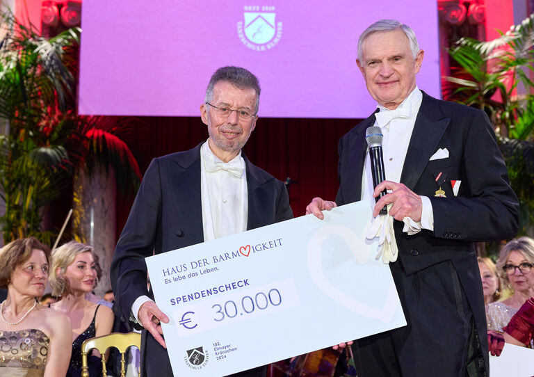 Christoph Gisinger und Thomas Schäfer-Elmayer Spendenübergabe Ball