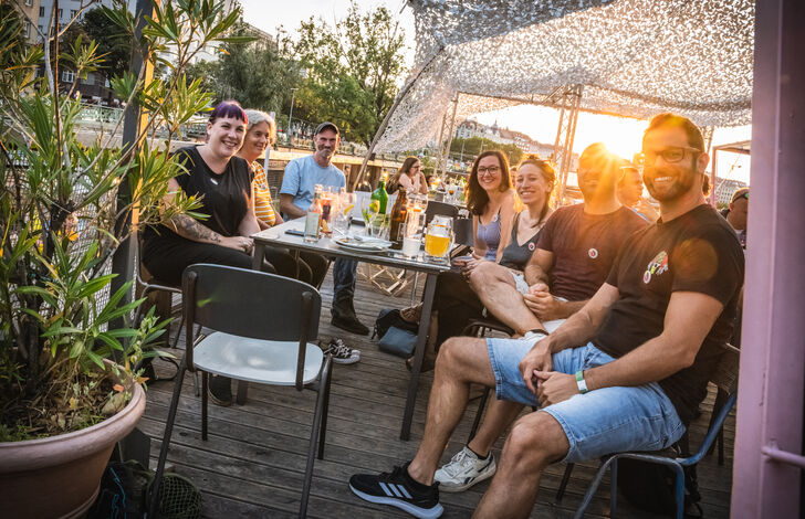 Gruppenfoto von HABIT Mitarbeiter*innen am Badeschiff.