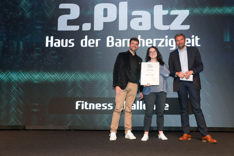 Im Beisein von Vizekanzler und Sportminister Werner Kogler sowie namhaften Vertreter*innen der Sozialpartner und Sozialversicherungen nahm das Haus der Barmherzigkeit (HB) den ersten Firmen Fitness-Award stellvertretend für alle Kolleg*innen entgegen. Mit einer Online-Mitmachaktion errang das HB den zweiten Platz in der Kategorie „Fitness-Challenge“. Über 100 Unternehmen hatten Projekte für die Auszeichnung eingereicht.