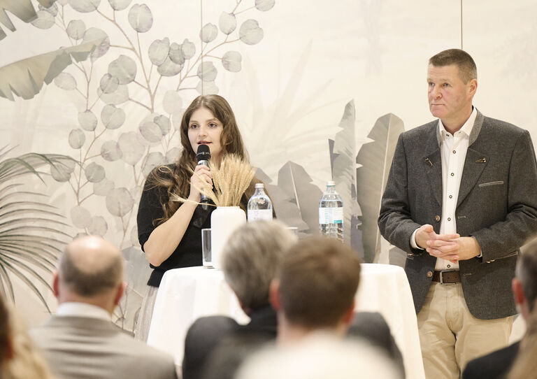 Carina Thallinger (pflegerische Verantwortung von Hospiz Camillus) und Peter Goldenits (stv. Ärztlicher Leiter HB Seeböckgasse) stellten das Hospiz im Zuge der Eröffnung vor Carina Thallinger (pflegerische Verantwortung von Hospiz Camillus) und Peter Goldenits (stv. Ärztlicher Leiter HB Seeböckgasse) stellten das Hospiz im Zuge der Eröffnung vor