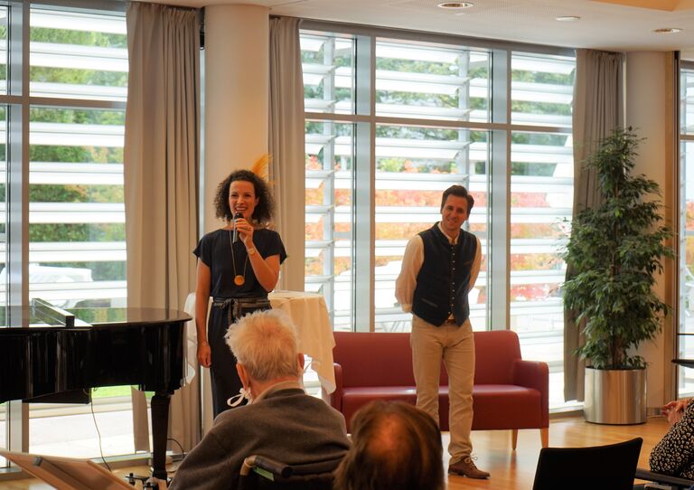 Das Gesangsduo vor Publikum