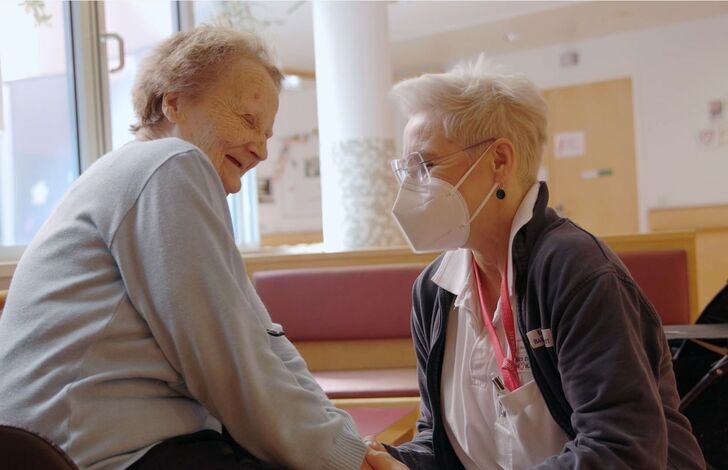 Stationsleiterin Julia Hruby mit Bewohnerin