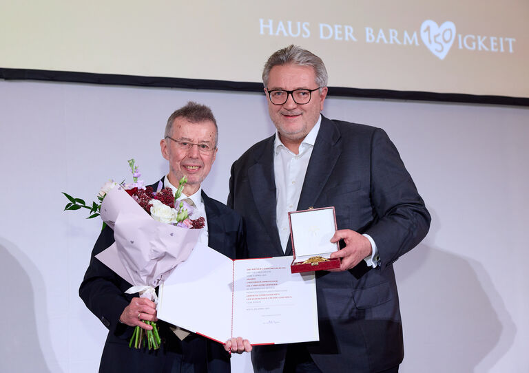 HB Institutsdirektor Christoph Gisinger mit Wiens Gesundheitsstadtrat Peter Hacker bei der Vergabe des Goldenen Ehrenzeichens für Verdienste um das Land Wien HB Institutsdirektor Christoph Gisinger mit Wiens Gesundheitsstadtrat Peter Hacker bei der Vergabe des Goldenen Ehrenzeichens für Verdienste um das Land Wien