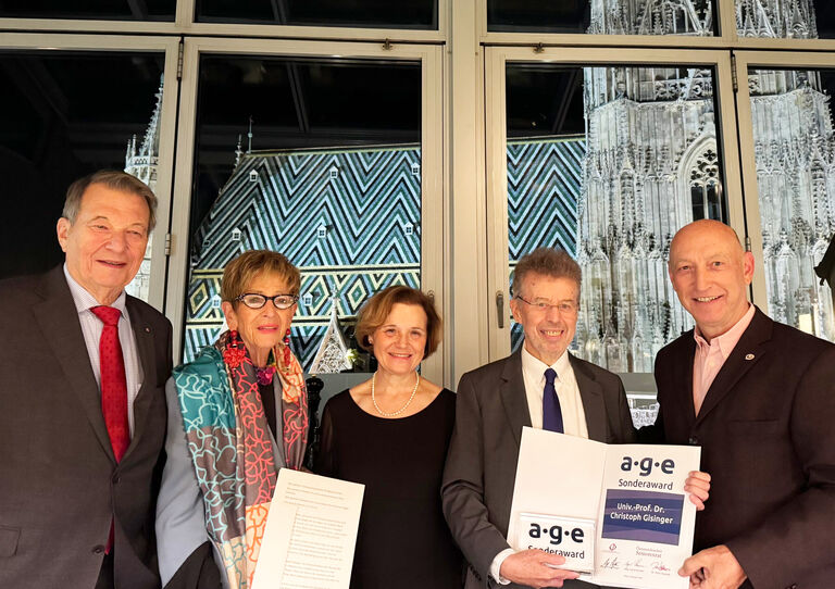 Präsident*innen des Seniorenrats, LAbg. Ingrid Korosec und Peter Kostelka sowie ÖJC-Präsident Christian Stöger überreichen Christoph Gisinger die Auszeichnung für sein Lebenswerk. Präsident*innen des Seniorenrats, LAbg. Ingrid Korosec und Peter Kostelka sowie ÖJC-Präsident Christian Stöger überreichen Christoph Gisinger die Auszeichnung für sein Lebenswerk.