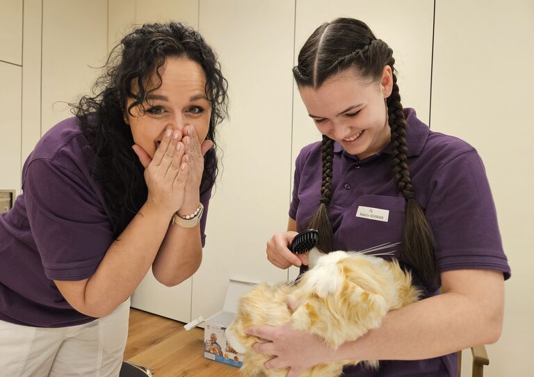 Auch die neue Demenz-Katze sorgte im Stadtheim Wiener Neustadt für viel Freude Auch die neue Demenz-Katze sorgte im Stadtheim Wiener Neustadt für viel Freude