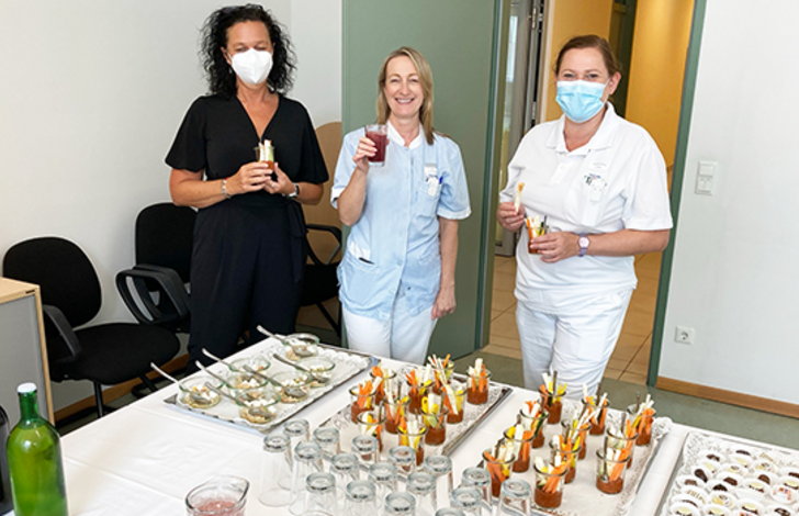 Drei Kolleg*innen bedienen sich am gesunden Buffet.