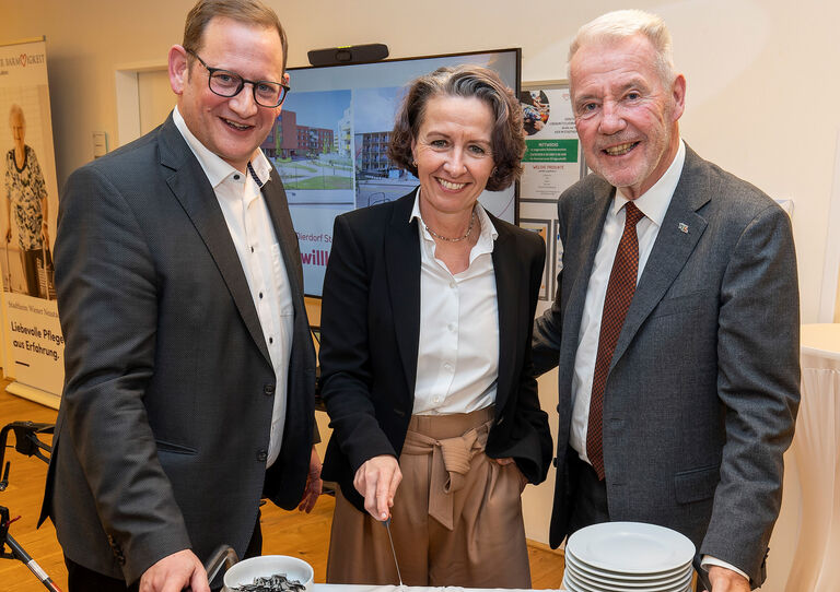 Heimleiter und Geschäftsführer Lukas Pohl, Elke Schmid-Dierdorf und Bürgermeister Klaus Schneeberger beim Anschneiden der Geburtstagstorte