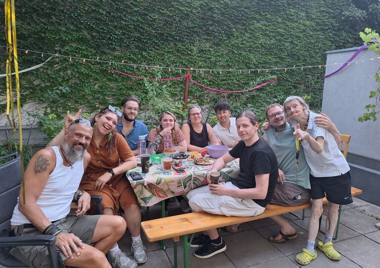 Die HABIT-WG Kulmgasse feiert den Sommer und 20-jähriges Jubiläum Die HABIT-WG Kulmgasse feiert den Sommer und 20-jähriges Jubiläum