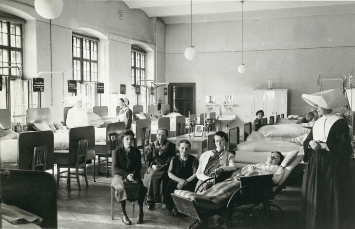 Gruppenbild in Pflegezimmer 1952