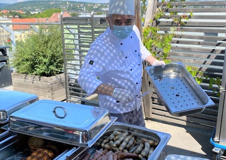 Ein Koch mit Grillspezialitäten.