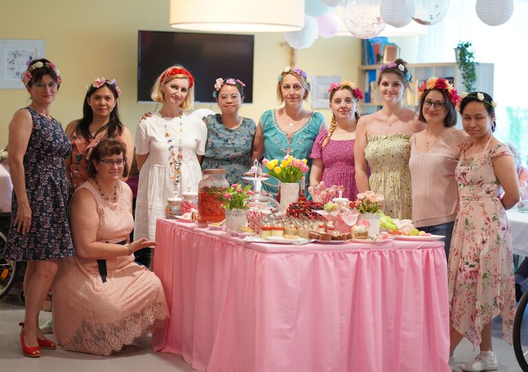 Carina Thallinger und Kolleg*innen stehen rund um einen schön geschmückten Tisch