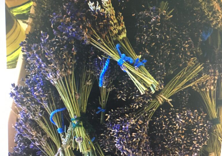 Die fertigen Lavendelbüschel.