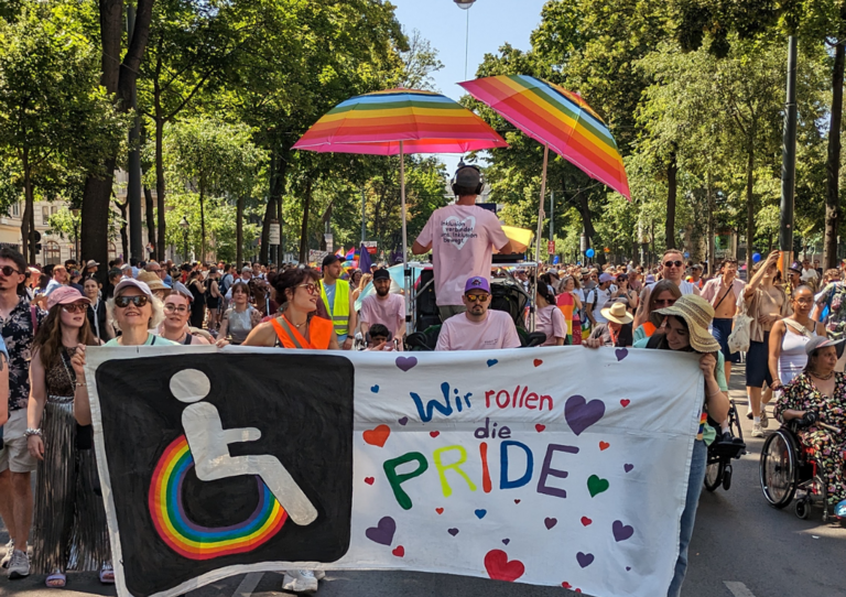 #teamHABIT nahm auch 2025 wieder an der Wiener Regenbogenparade teil