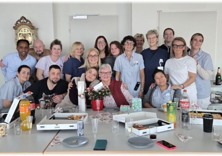 Unsere Teams in den Häusern tragen täglich dazu bei, die Lebensqualität von Bewohner:innen und Mitarbeiter:innen zu stärken Unsere Teams in den Häusern tragen täglich dazu bei, die Lebensqualität von Bewohner:innen und Mitarbeiter:innen zu stärken