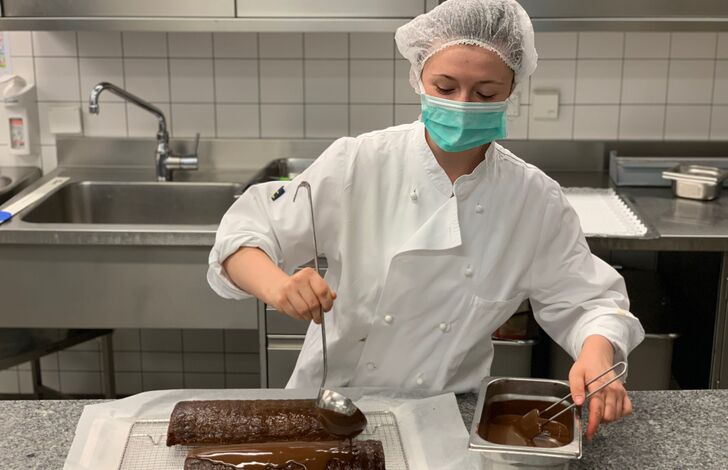 SANA Mitarbeiterin in der Küche