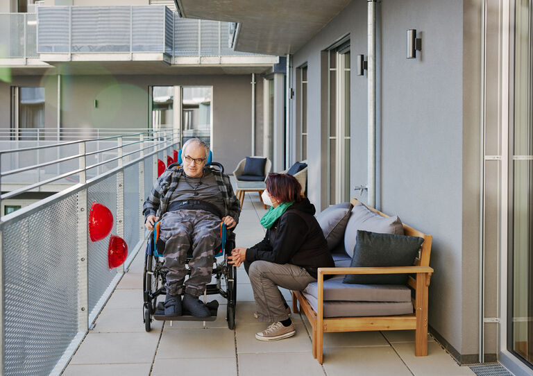 Neumieter Leopold Roth auf der Terrasse im Garconnierenverbund „Ilse-Buck-Straße“ in der Seestadt Aspern.