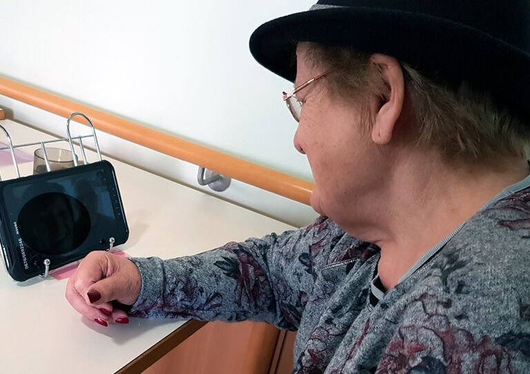 Eine Bewohnerin nutzt das neue Tablet für einen Video-Anruf mit Angehörigen.