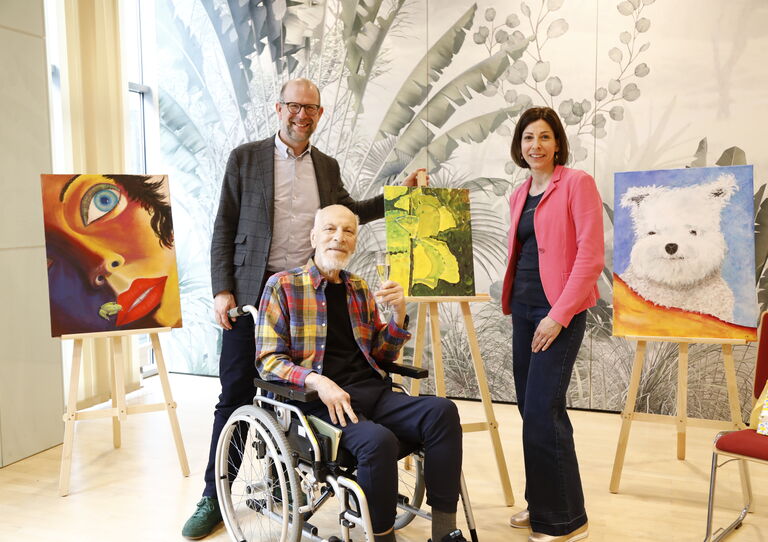 Ludwig Guttmann (Mitte) mit Harald Sidak (Geschäftsführer der Pflegeeinrichtungen Wien) und Eva Schellander-Königsberger (Verwaltungsleiterin Pflegekrankenhaus Seeböckgasse)
